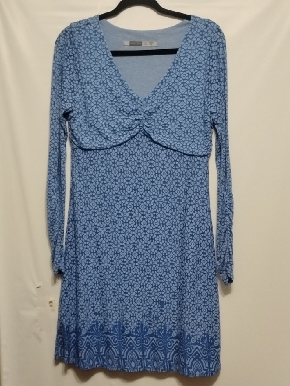 Athleta  Blue‎ Patterned Ruched Long-Sleeve V-Neck Travel StDress